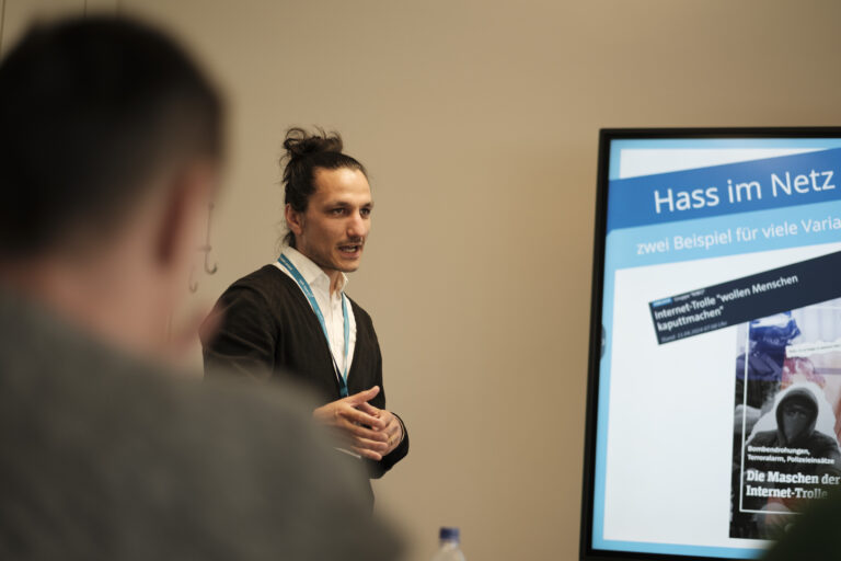 Aufnahme eines Workshops gegen Desinformation und Hass im Netz. Bild von Max Kratzer.